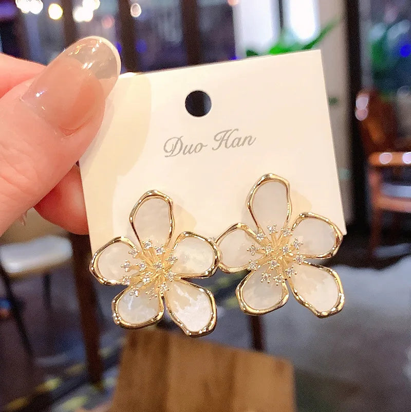 🌸 ZAKOL Elegant Flower Crystal Earrings | أقراط زهور راقية من زاكول – ستايل كوري ناعم للفتيات والنساء