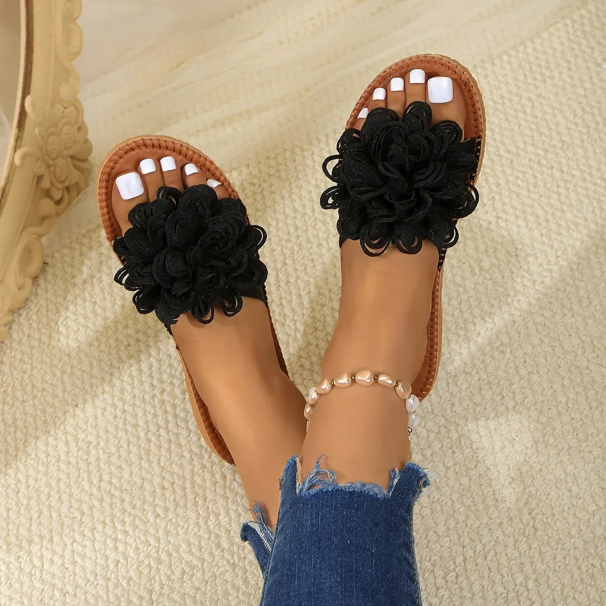 Women’s Floral Flat Summer Slippers – Casual Open-Toe Pink Dress Sandals for Walking & Outdoor Wear | شباشب نسائية مسطحة بزهرة صيفية – صنادل أنيقة مفتوحة للمشي والاستخدام الخارجي باللون الوردي