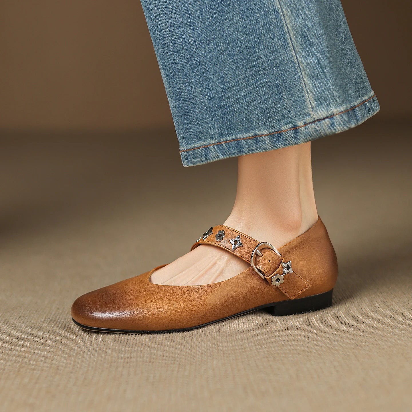Women’s Genuine Leather Mary Jane Loafers – 2cm Low Heel Buckled Moccasin Pumps for Casual & Office Wear | أحذية ماري جين نسائية من الجلد الطبيعي – كعب منخفض 2 سم بتصميم موكاسين مع إبزيم أنيق للمكتب والاستخدام اليومي