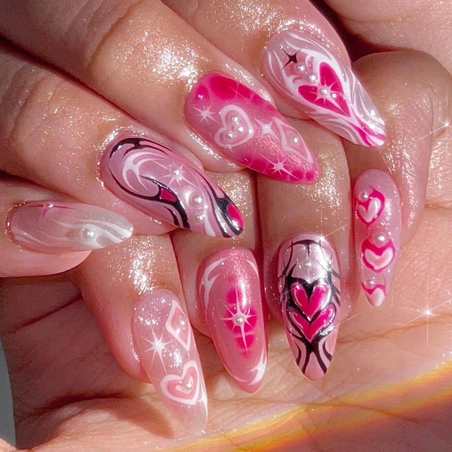 24 قطعة أظافر صناعية بشكل لوزي مع لاصق وديكور فضي – 24Pcs Almond Shape Fake Nails with Glue & Silver Bow Design