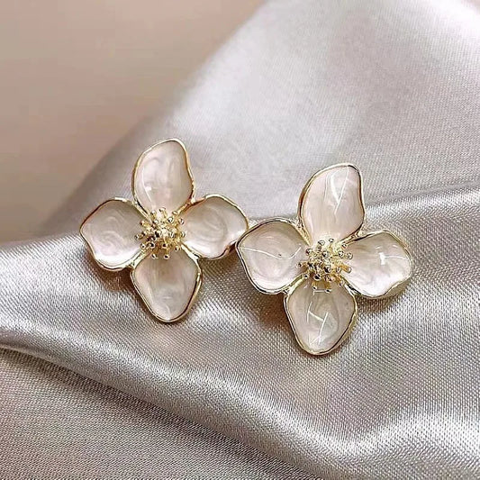 🌸 ZAKOL Elegant Flower Crystal Earrings | أقراط زهور راقية من زاكول – ستايل كوري ناعم للفتيات والنساء