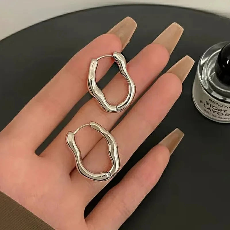 โจ Gold & Silver Irregular Geometric Hoop Earrings ๐ท โ Metallic Personalized Cool Party Jewelry for Women | ุญูู ูุณุงุฆู ู
ุนุฏูู ููุฏุณู ุบูุฑ ู
ูุชุธู
ุจุงูููููู ุงูุฐูุจู ูุงููุถู โ ุฅูุณุณูุงุฑ ุนุตุฑู ุจุณูุท ูุฃููู ููุญููุงุช