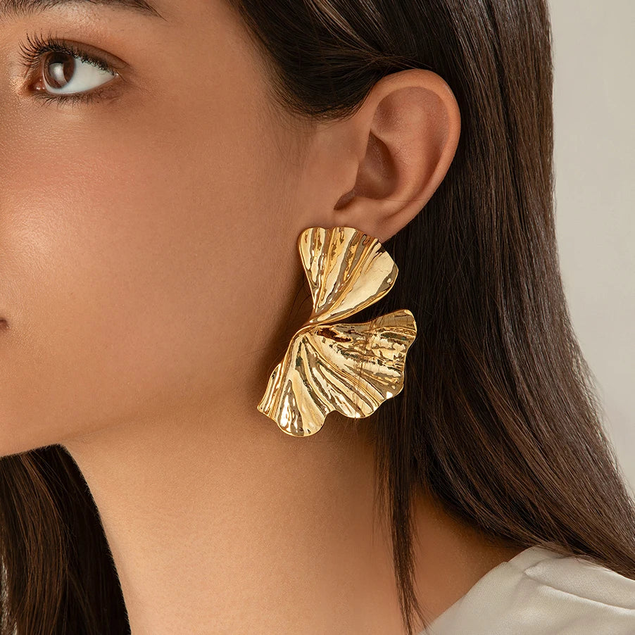 ✨ Ingemark Exaggerated Maple Leaf Stud Earrings – Punk Gold Geometric Petal Design 🔷 أقراط ورقة القيقب الكبيرة من إنجمارك – تصميم جريء هندسي باللون الذهبي بأسلوب البانك