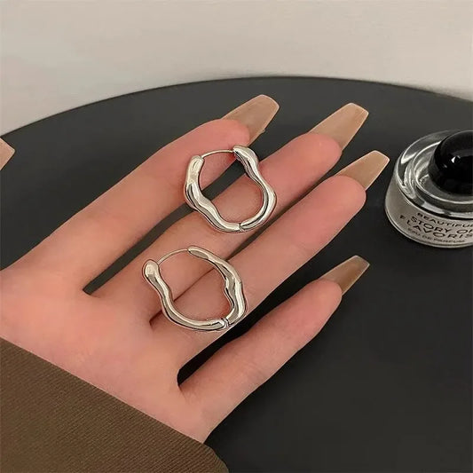 ✨ Gold & Silver Irregular Geometric Hoop Earrings 🔷 – Metallic Personalized Cool Party Jewelry for Women | حلق نسائي معدني هندسي غير منتظم باللونين الذهبي والفضي – إكسسوار عصري بسيط وأنيق للحفلات