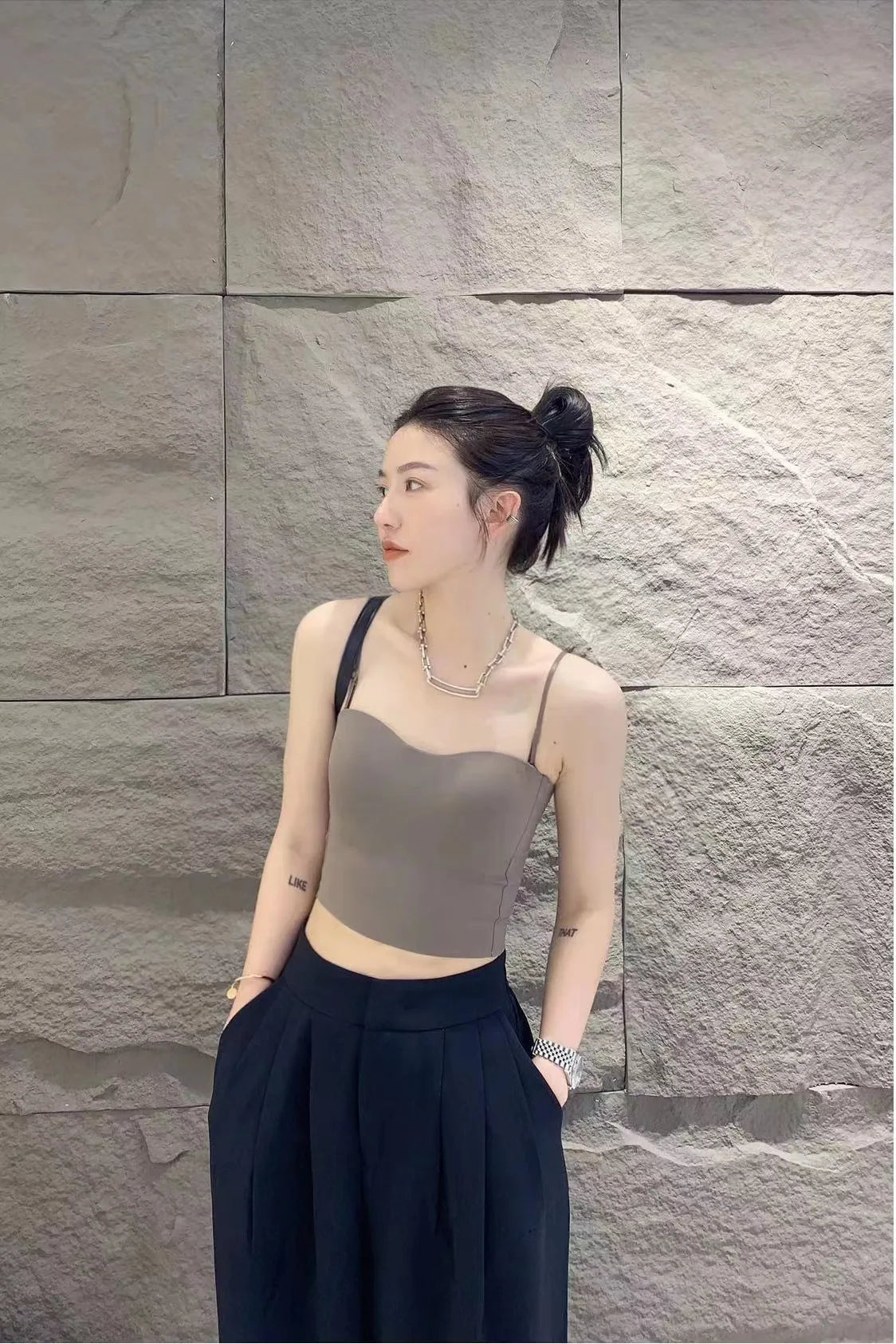 🔥 Women’s Seamless Yoga Tank Top 🧘♀️ – Skin-Friendly U-Back Sports Bra Vest with Fixed Chest Pads | توب رياضي نسائي بدون خياطة – بحشوة صدر ثابتة وظهر مفتوح ناعم على البشرة