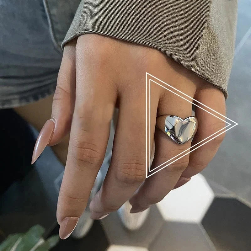 ✨ Stainless Steel Heart Ring – Smooth Metal Unisex Y2K Couple Jewelry 🔷 خاتم قلب معدني ناعم من الستانلس ستيل – تصميم عصري Y2K للرجال والنساء