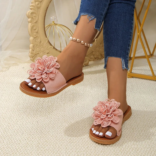 Women’s Floral Flat Summer Slippers – Casual Open-Toe Pink Dress Sandals for Walking & Outdoor Wear | شباشب نسائية مسطحة بزهرة صيفية – صنادل أنيقة مفتوحة للمشي والاستخدام الخارجي باللون الوردي