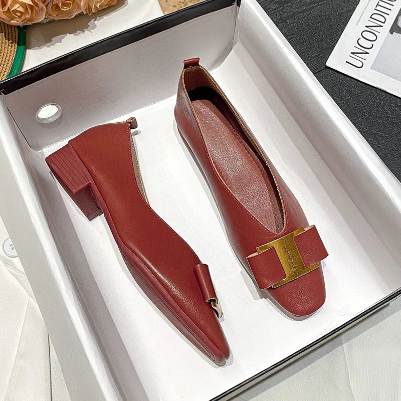 👞 Summer Women’s Low Heel Oxford Shoes – Square Toe, Metal Accent, Soft Leather | حذاء نسائي صيفي بكعب منخفض – مقدمة مربعة – جلد ناعم وزينة معدنية