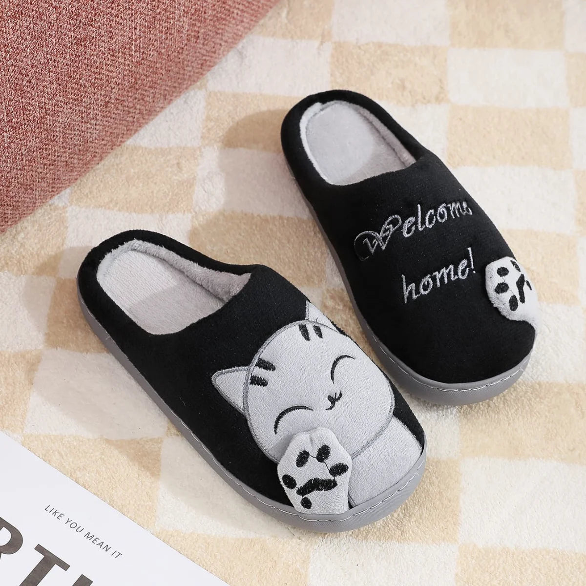 ✨ Winter Lucky Cat Cotton Slippers – Warm Thick Sole Indoor Shoes 🔷 شباشب قطنية شتوية بطبعة قطة الحظ – نعل سميك دافئ ومريح للمنزل للنساء