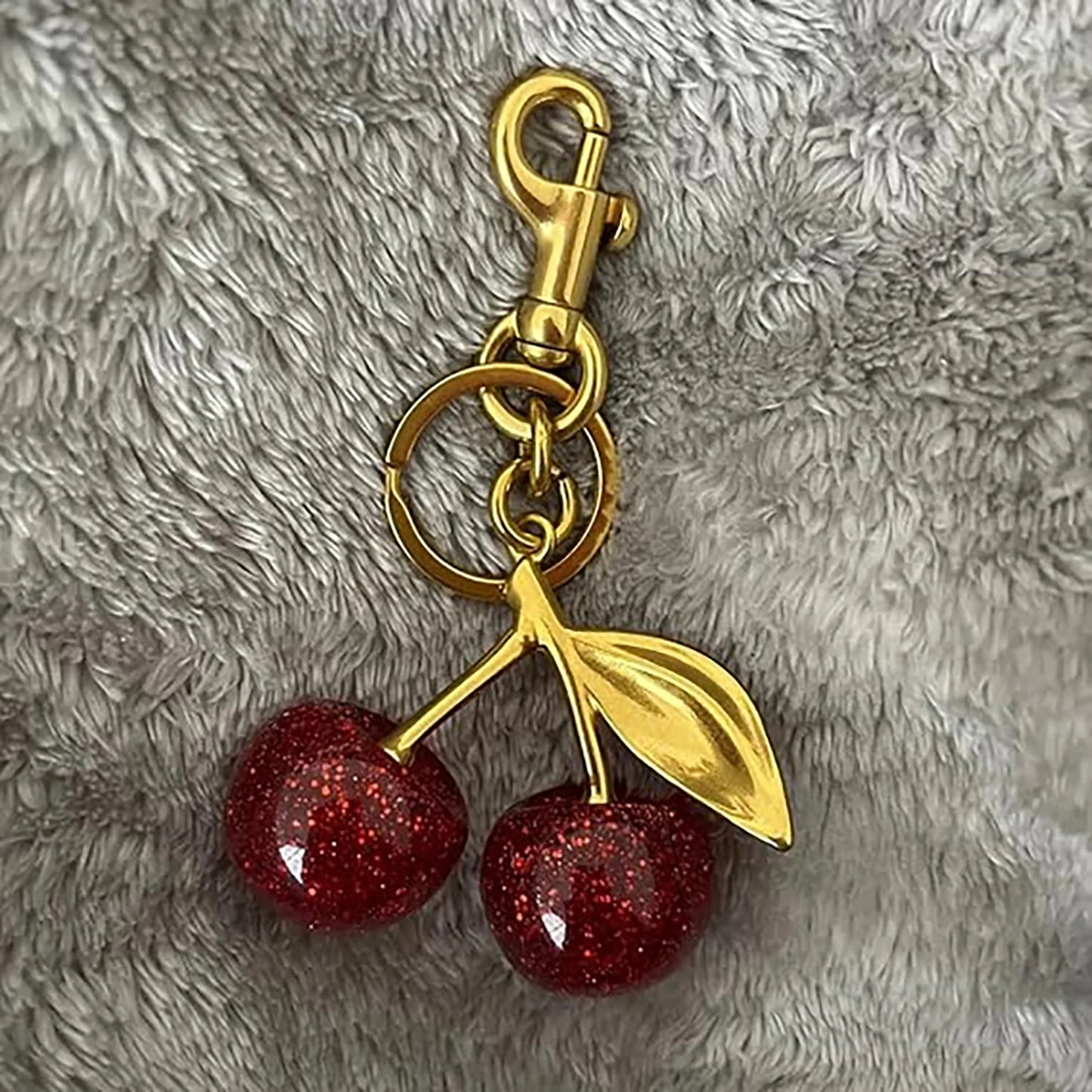 ✨ Fashion Red Cherry Keychain – Summer Fruit Bag Charm for Women & Men 🔷 ميدالية مفاتيح على شكل كرز أحمر – إكسسوار صيفي أنيق للحقائب والمفاتيح