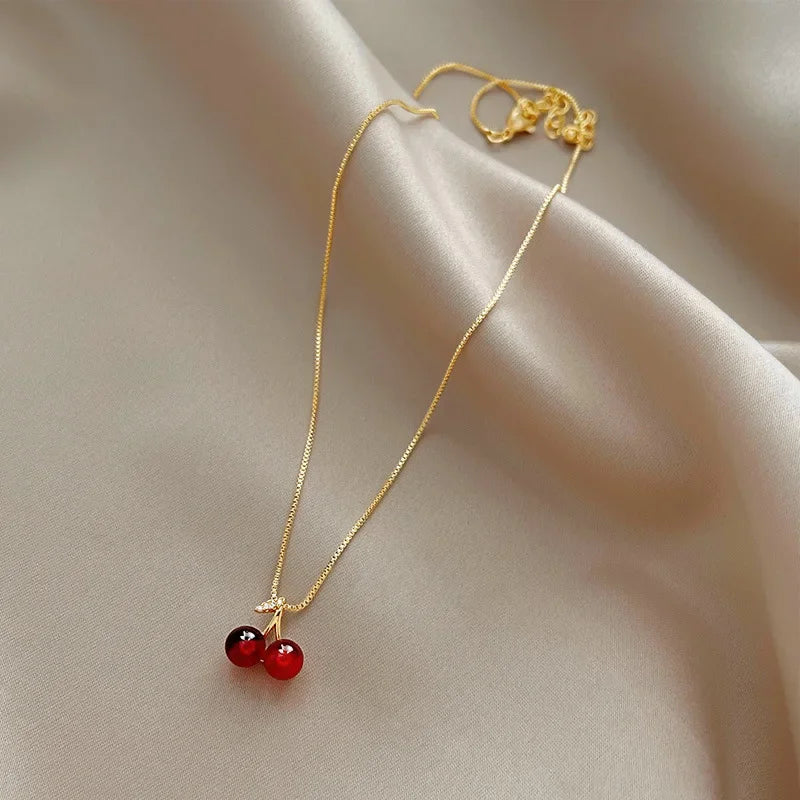 🍒 Little Wine Red Cherry Pendant Necklace | قلادة ذهبية بتعليقة كرز أحمر للنساء – لمسة ناعمة وعصرية