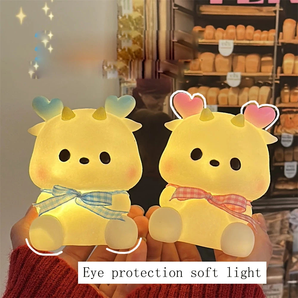 🔥 Cute Cartoon Dragon Night Light 🐉 – Creative Soft Glow Bedside Lamp for Kids | مصباح تنين كرتوني لطيف – إضاءة ناعمة وإبداعية لغرفة النوم للأطفال