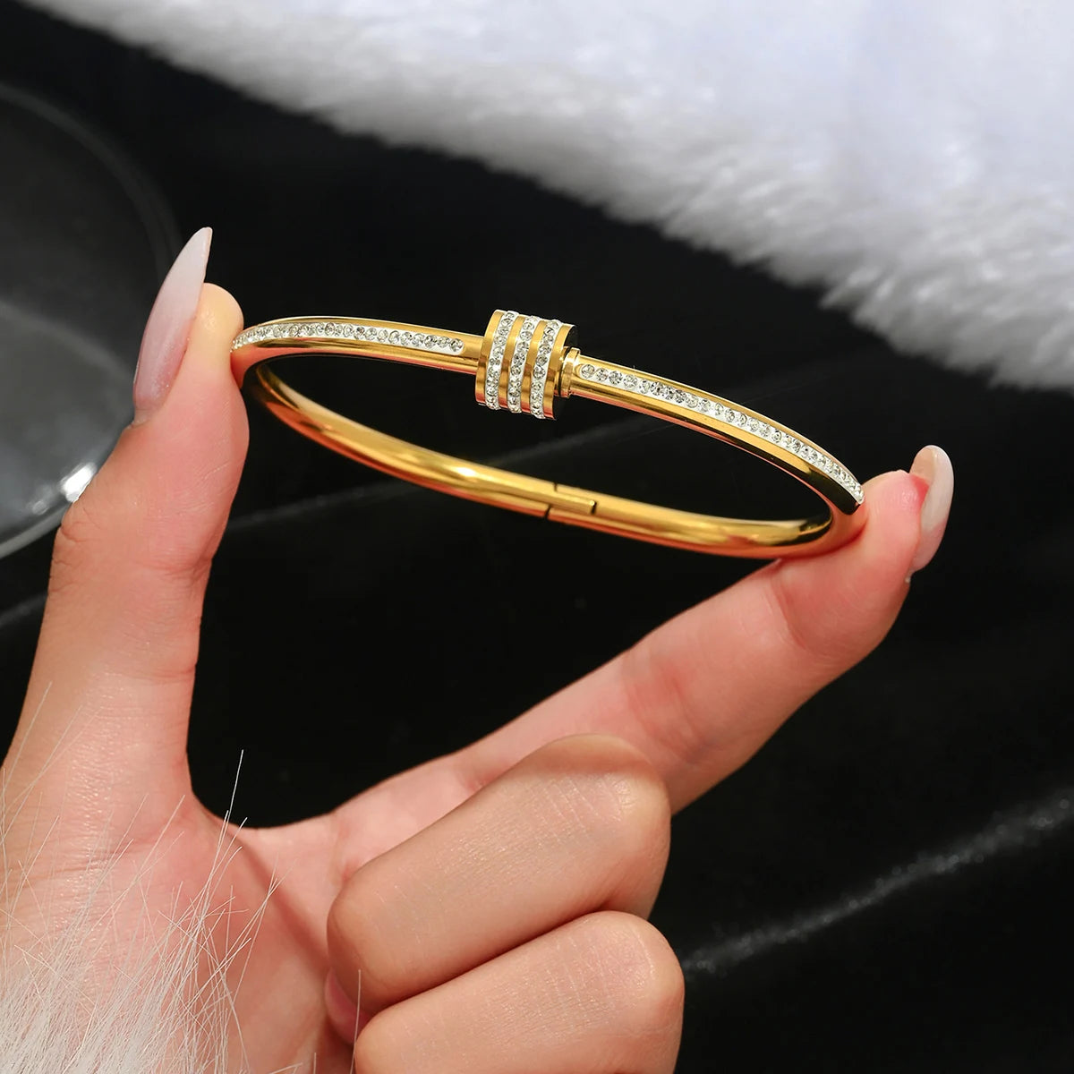 UILZ Stainless Steel Lucky Four-Leaf Clover Bracelet – Fashion Gold Nail Bangle for Women | سوار نسائي فاخر من الفولاذ المقاوم للصدأ بتصميم مشبك وحظ البرسيم – من UILZ بتصميم عصري ذهبي