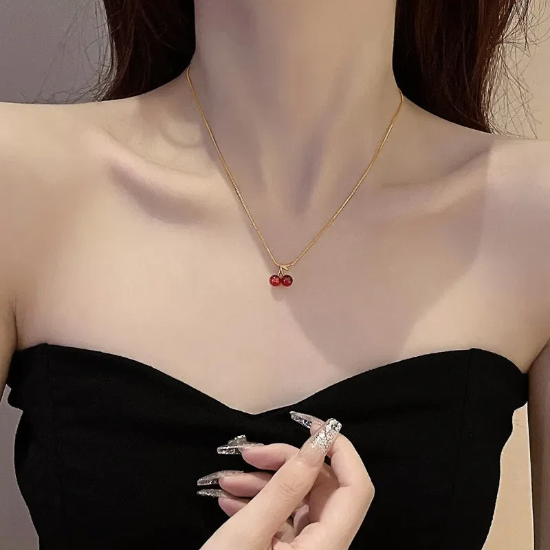 🍒 Little Wine Red Cherry Pendant Necklace | قلادة ذهبية بتعليقة كرز أحمر للنساء – لمسة ناعمة وعصرية