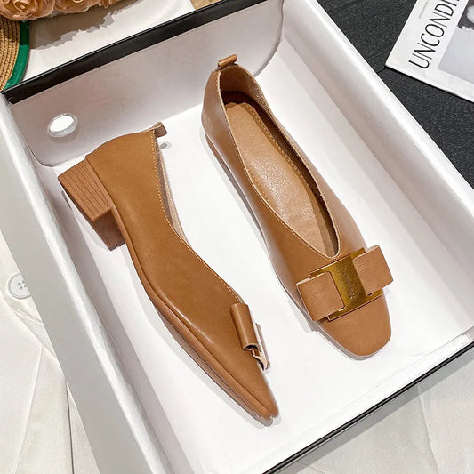 👞 Summer Women’s Low Heel Oxford Shoes – Square Toe, Metal Accent, Soft Leather | حذاء نسائي صيفي بكعب منخفض – مقدمة مربعة – جلد ناعم وزينة معدنية