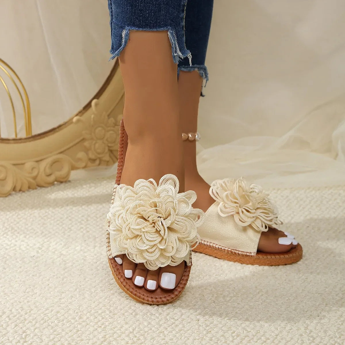 Women’s Floral Flat Summer Slippers – Casual Open-Toe Pink Dress Sandals for Walking & Outdoor Wear | شباشب نسائية مسطحة بزهرة صيفية – صنادل أنيقة مفتوحة للمشي والاستخدام الخارجي باللون الوردي
