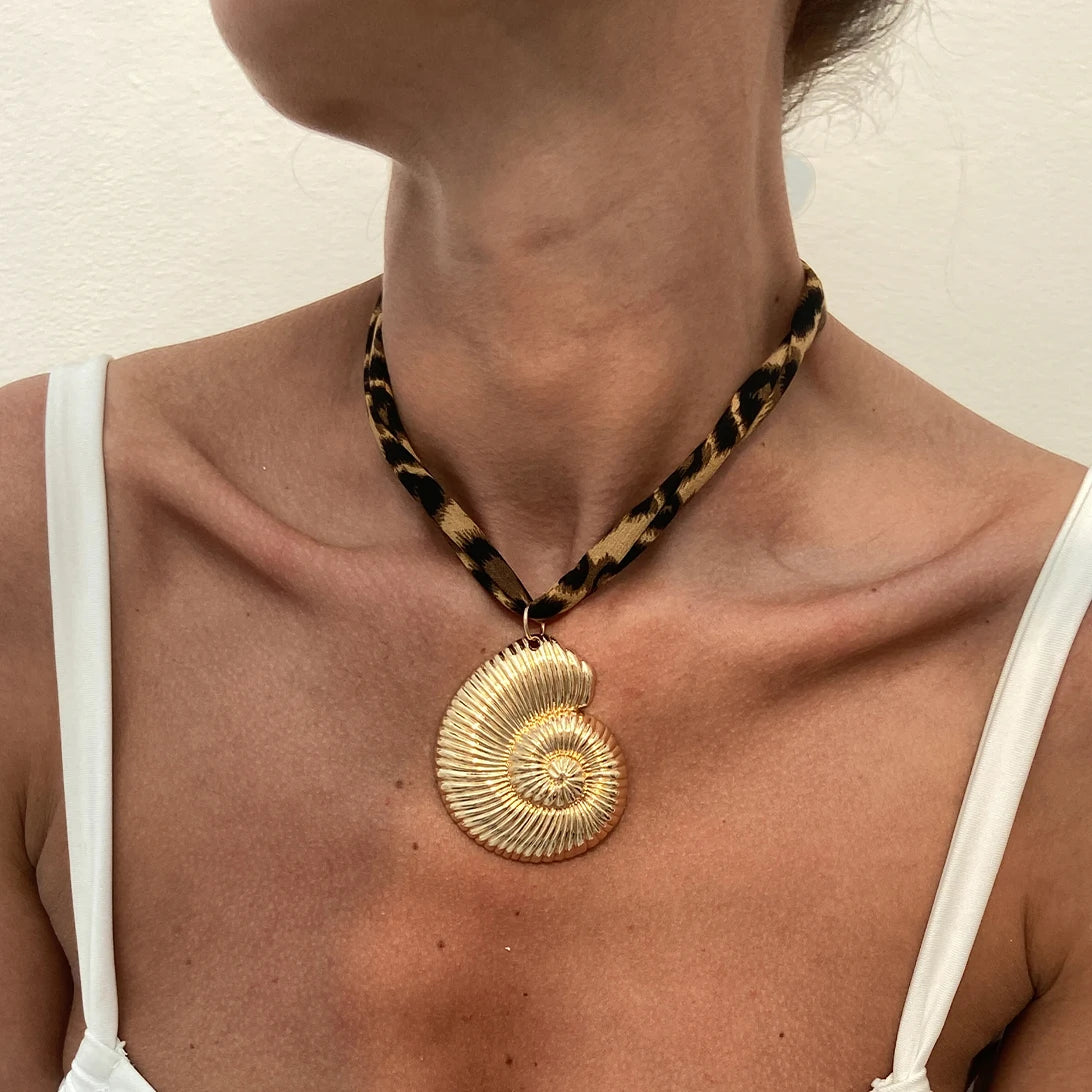 Ingemark 7-Layer Velvet & Metal Pendant Necklace – Ethnic Conch, Starfish & Heart Charms for Women 2025 | عقد نسائي متعدد الطبقات من إنجمارك – مخمل وميداليات معدنية عرقية بتصاميم صَدَفة وقلب ونجم البحر لصيف 2025