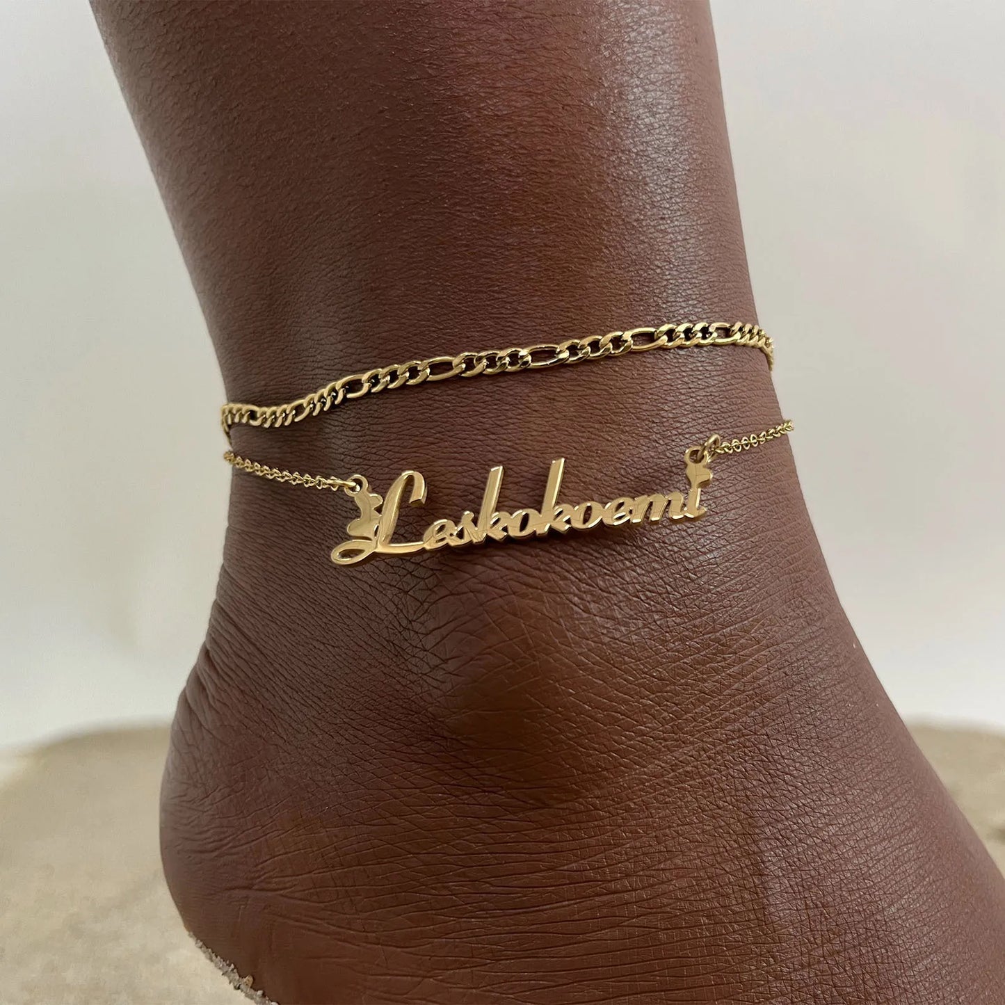 Vnox Personalized Name Anklet – Custom Gold Stainless Steel Chain Bracelet for Women | خلخال مخصص باسم من Vnox – سلسلة من الستانلس ستيل الذهبي بتصميم شخصي أنيق للنساء