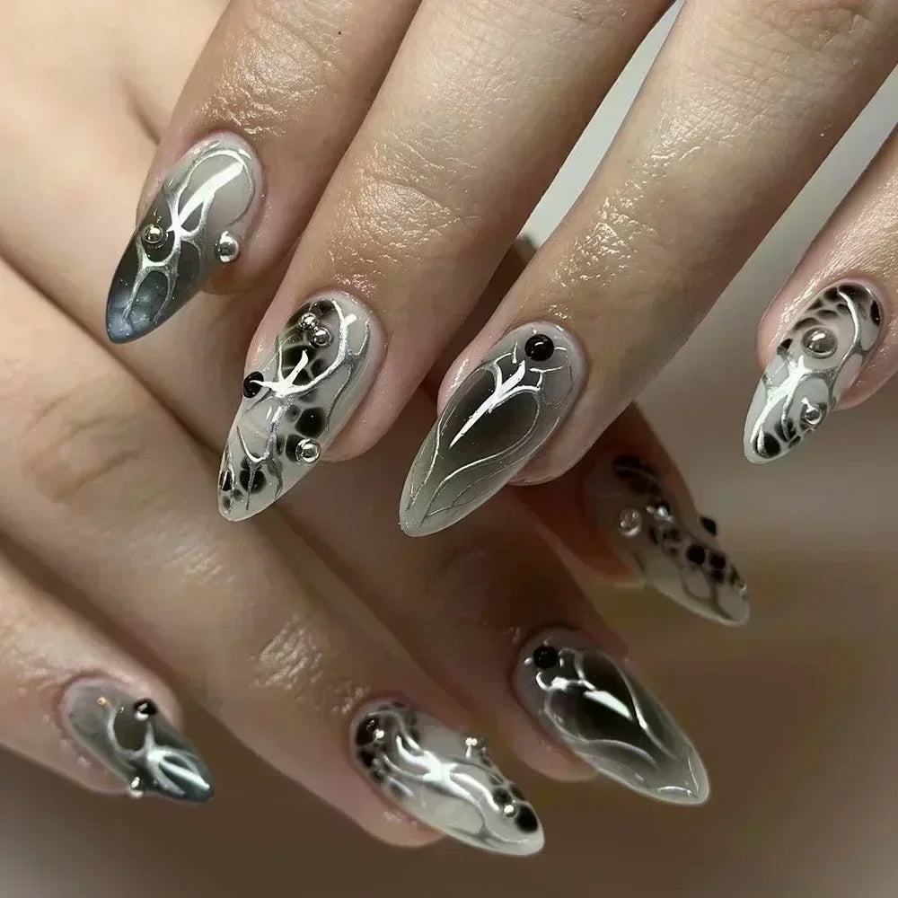 24 قطعة أظافر صناعية بشكل لوزي مع لاصق وديكور فضي – 24Pcs Almond Shape Fake Nails with Glue & Silver Bow Design