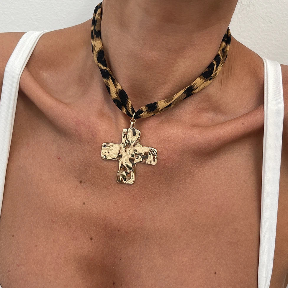 Ingemark 7-Layer Velvet & Metal Pendant Necklace – Ethnic Conch, Starfish & Heart Charms for Women 2025 | عقد نسائي متعدد الطبقات من إنجمارك – مخمل وميداليات معدنية عرقية بتصاميم صَدَفة وقلب ونجم البحر لصيف 2025