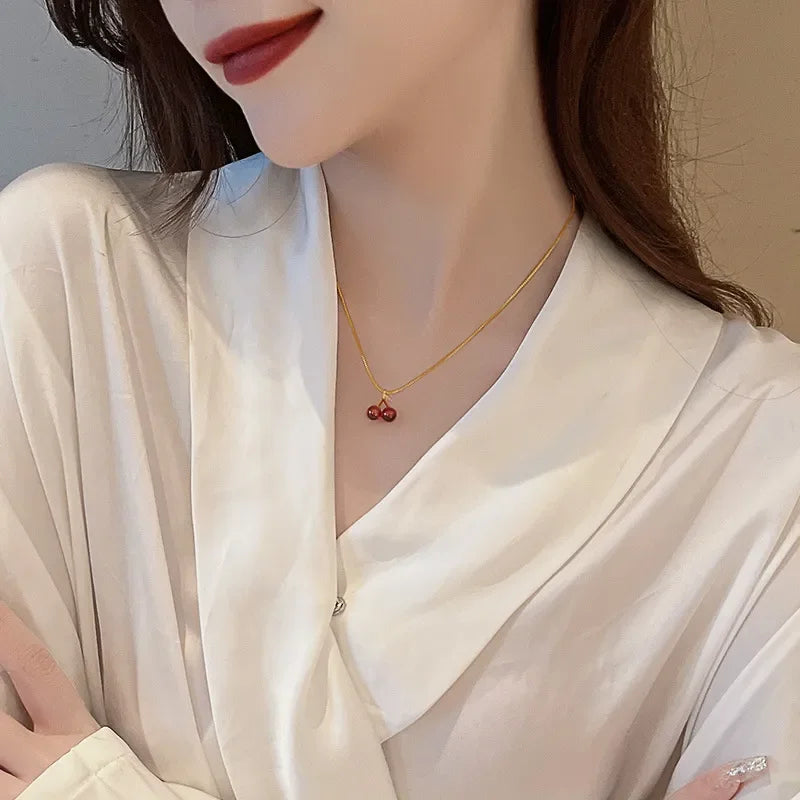 🍒 Little Wine Red Cherry Pendant Necklace | قلادة ذهبية بتعليقة كرز أحمر للنساء – لمسة ناعمة وعصرية