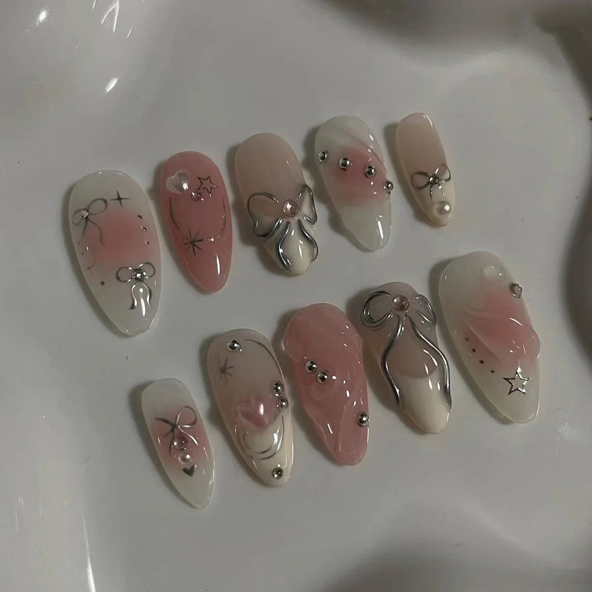 24pcs Sweet Detachable False Nails with Bowknots & Pearls – أظافر صناعية فاخرة قابلة للفك مزينة بفيونكات ولؤلؤ