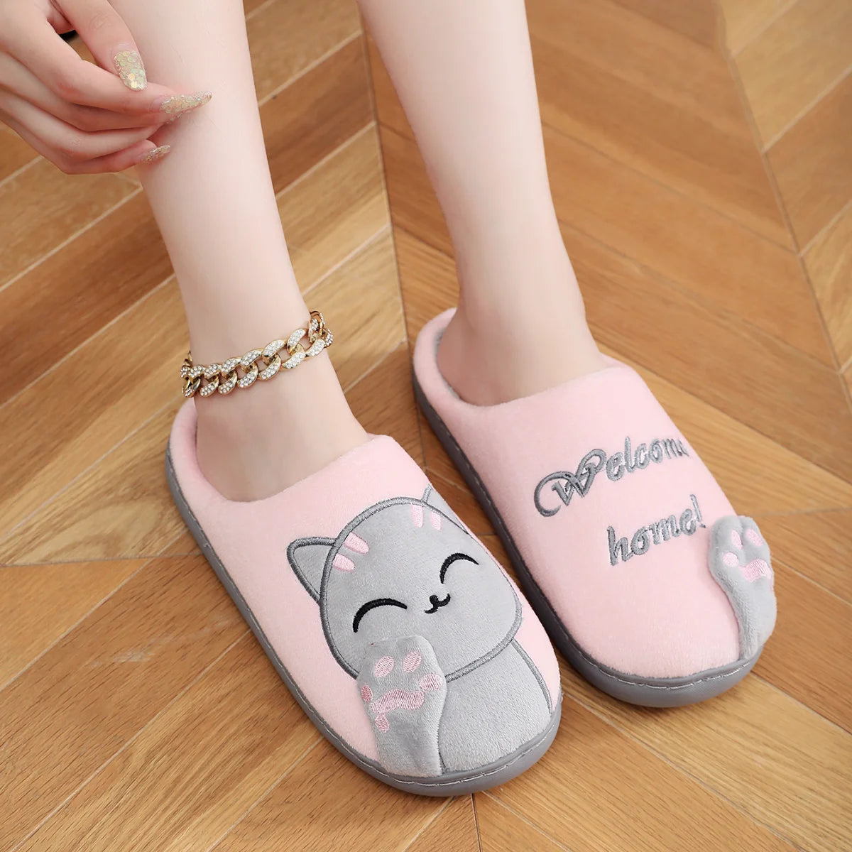 ✨ Winter Lucky Cat Cotton Slippers – Warm Thick Sole Indoor Shoes 🔷 شباشب قطنية شتوية بطبعة قطة الحظ – نعل سميك دافئ ومريح للمنزل للنساء
