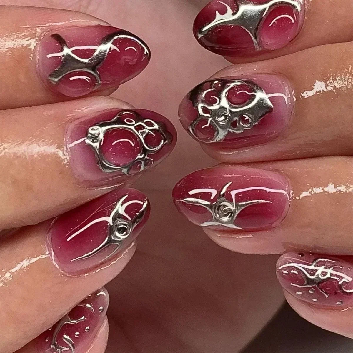 24 قطعة أظافر صناعية بشكل لوزي مع لاصق وديكور فضي – 24Pcs Almond Shape Fake Nails with Glue & Silver Bow Design