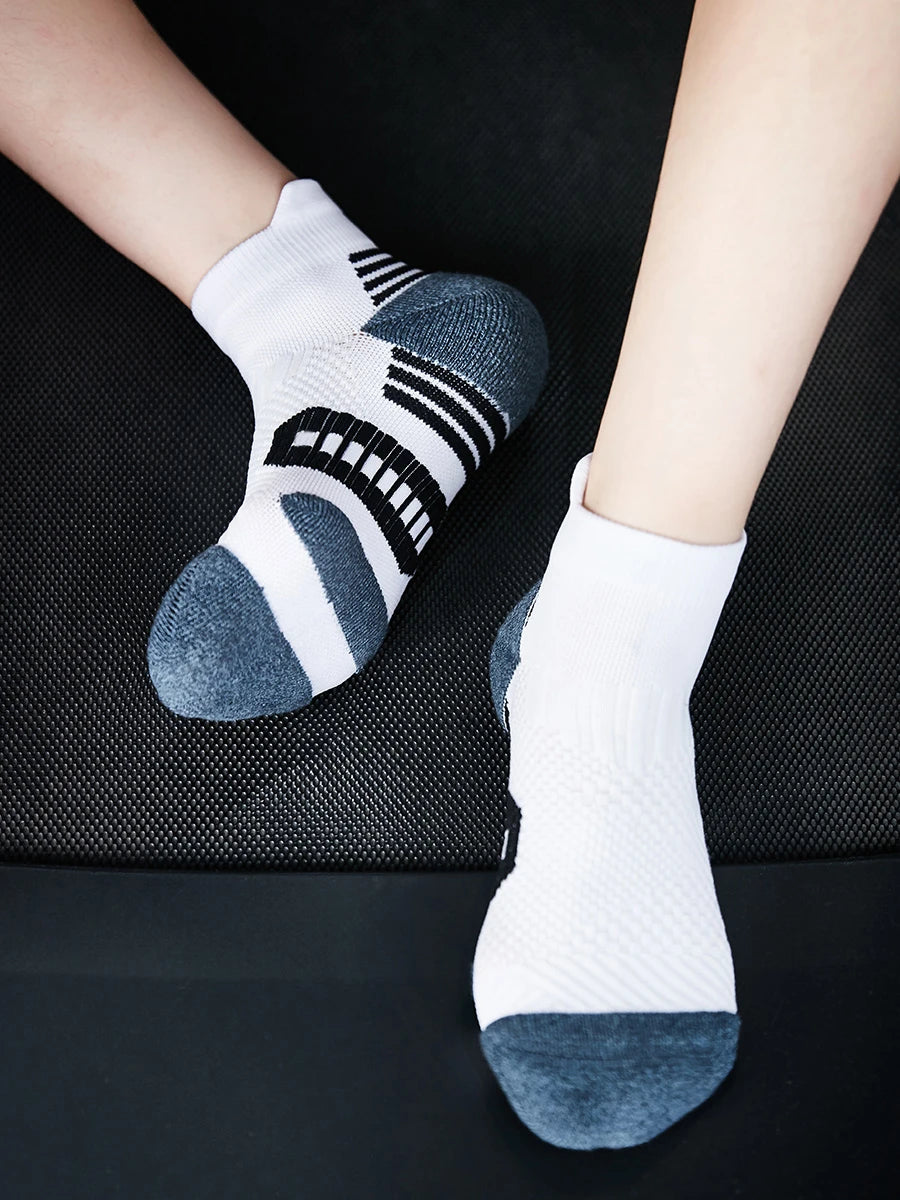 🧦 3-Pair Non-Slip Quick-Dry Sports Socks – Unisex Fitness & Running Training | 3 أزواج جوارب رياضية سريعة الجفاف – مانعة للانزلاق للرجال والنساء