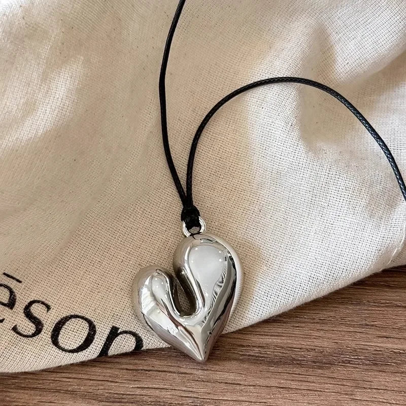 ✨ LATS Red Heart Pendant Necklace – Vintage 80s Romantic Choker 🔷 قلادة لَتس بتعليقة قلب أحمر – ستايل رومانسي مستوحى من موضة الثمانينات