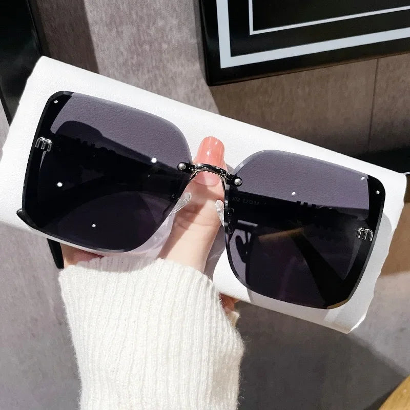New 2026 Fashion Cool Sunglasses Women Luxury Brand Letters Anti Strong Light Vintage Rimless Sun Glasses Ladies Gafas UV400