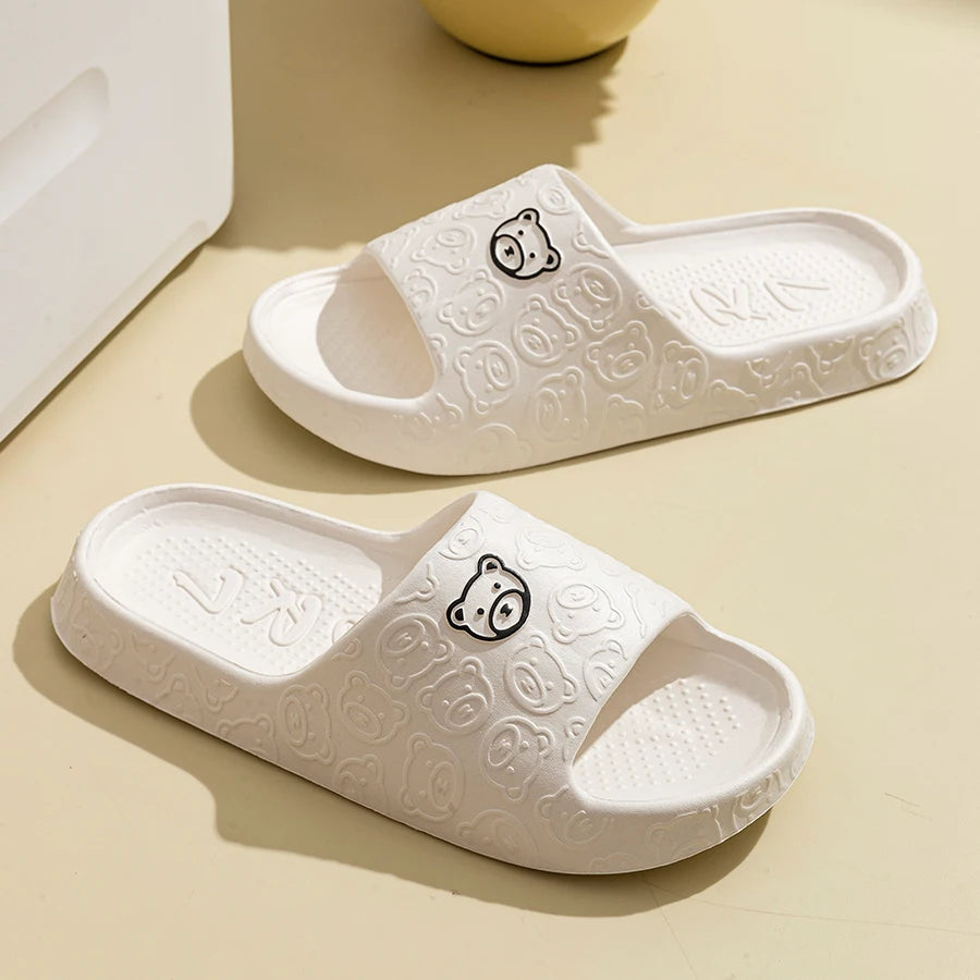 Cute Bear Cartoon Slippers – Unisex Soft Indoor/Outdoor Summer Sandals | شباشب كرتونية بطبعة دب لطيف – صيفية مريحة للرجال والنساء، للاستخدام الداخلي والخارجي