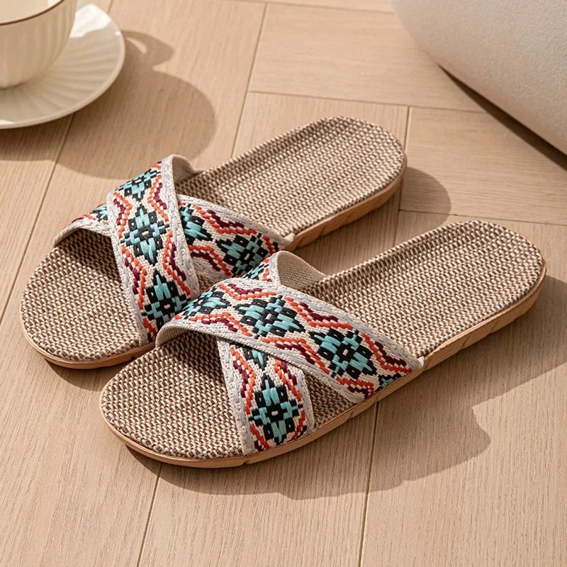 Open-Toe Crossed Linen Slippers – Unisex Summer Indoor Sandals | شباشب صيفية مفتوحة من الكتان للرجال والنساء – تصميم متقاطع مريح للمنزل