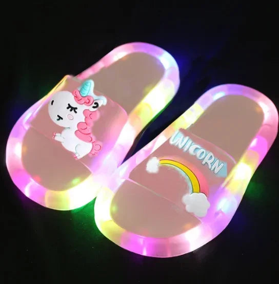 Kids Cartoon Unicorn Light-Up Slippers โ Cute Animal Print Bathroom Shoes | ุดุจุงุดุจ ุฃุทูุงู ุจุฑุณูู
ุงุช ููููููุฑู ูุญููุงูุงุช โ ุชุถูุก ุนูุฏ ุงูู
ุดูุ ุชุตู
ูู
ูุทูู ููุญู
ุงู