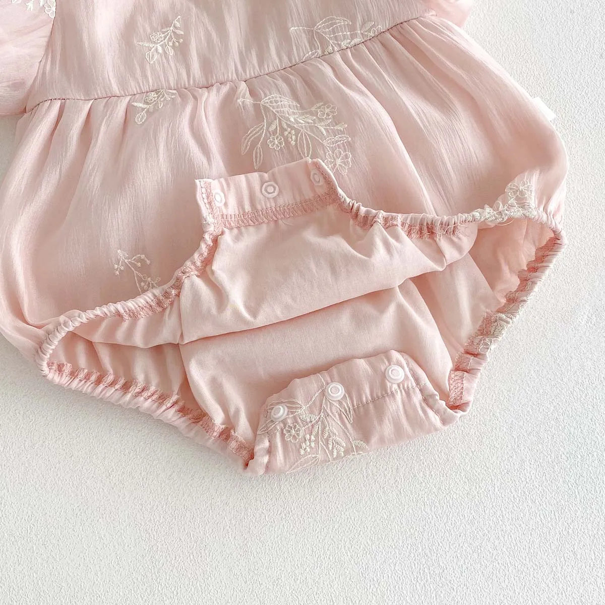 Summer new baby girl jumpsuit cute bubble sleeve embroidered cotton jumpsuit, comfortable children's clothing suitable for 0-2 y