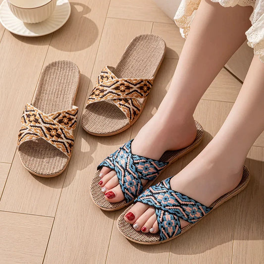 Open-Toe Crossed Linen Slippers – Unisex Summer Indoor Sandals | شباشب صيفية مفتوحة من الكتان للرجال والنساء – تصميم متقاطع مريح للمنزل