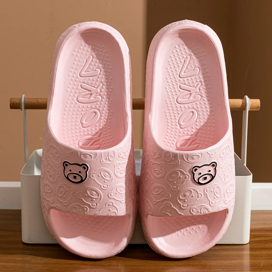 Cute Bear Cartoon Slippers – Unisex Soft Indoor/Outdoor Summer Sandals | شباشب كرتونية بطبعة دب لطيف – صيفية مريحة للرجال والنساء، للاستخدام الداخلي والخارجي