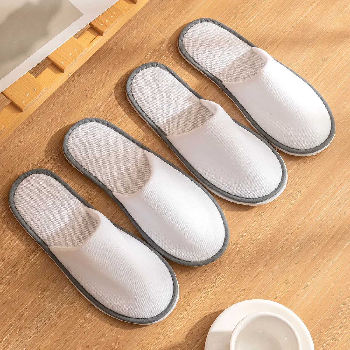 5-Pack Disposable Hotel Slippers – White, Closed-Toe, Non-Slip Bathroom Use | طقم 5 شباشب فندقية للاستعمال مرة واحدة – بيضاء، مغلقة من الأمام، مانعة للانزلاق