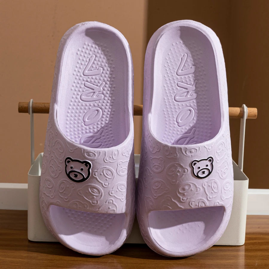 Cute Bear Cartoon Slippers – Unisex Soft Indoor/Outdoor Summer Sandals | شباشب كرتونية بطبعة دب لطيف – صيفية مريحة للرجال والنساء، للاستخدام الداخلي والخارجي