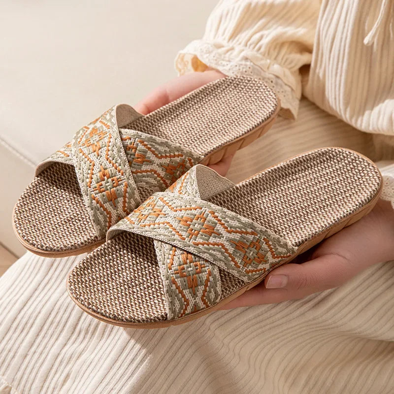 Open-Toe Crossed Linen Slippers – Unisex Summer Indoor Sandals | شباشب صيفية مفتوحة من الكتان للرجال والنساء – تصميم متقاطع مريح للمنزل