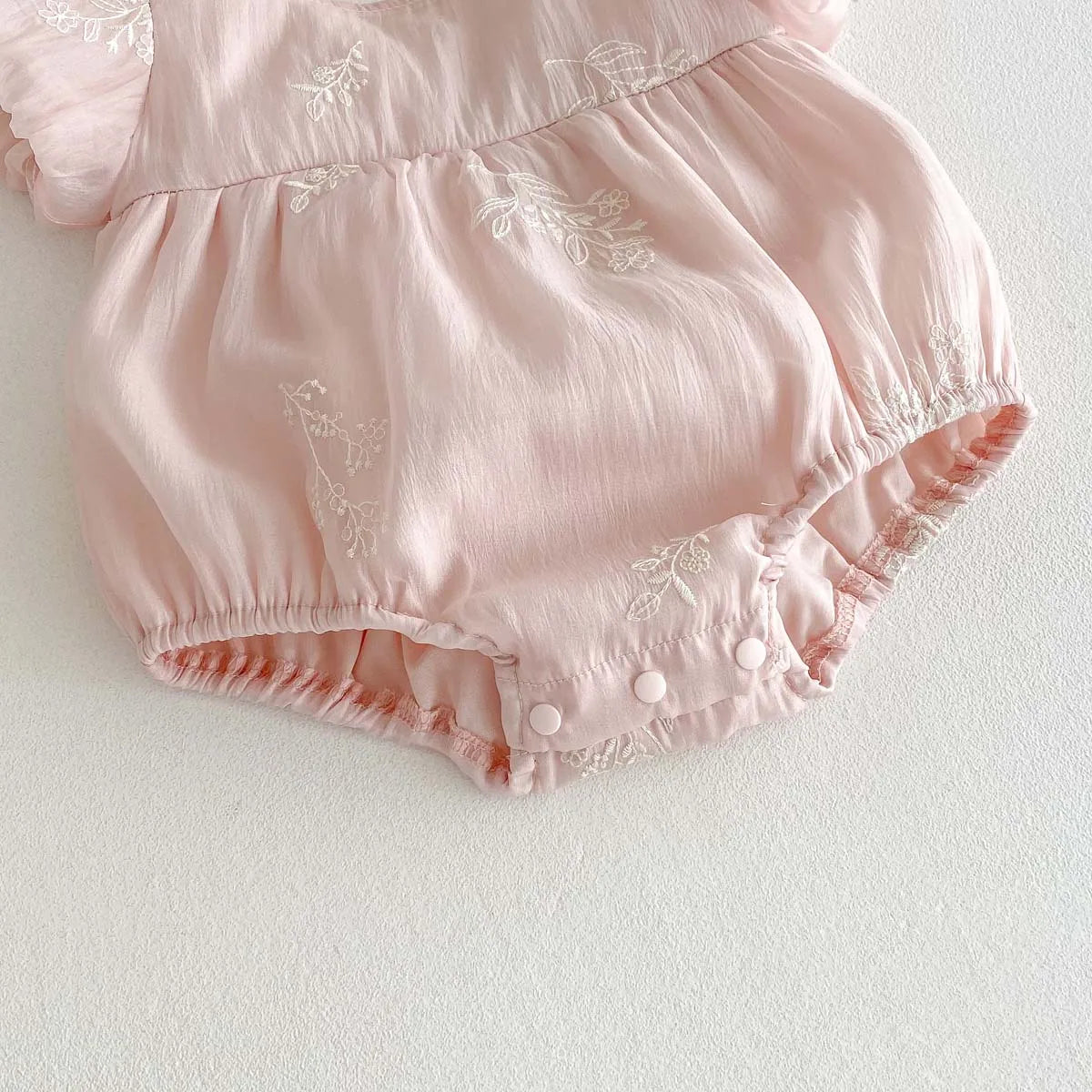 Summer new baby girl jumpsuit cute bubble sleeve embroidered cotton jumpsuit, comfortable children's clothing suitable for 0-2 y