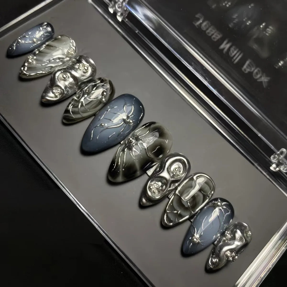 24 قطعة أظافر صناعية بشكل لوزي مع لاصق وديكور فضي – 24Pcs Almond Shape Fake Nails with Glue & Silver Bow Design
