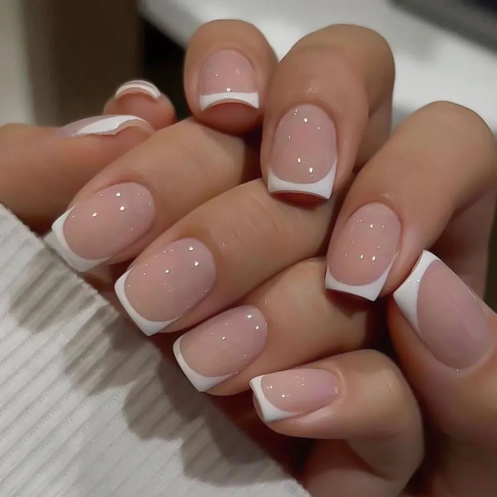 ✨ 24pcs Short Square Press-On Nails – White French Tips with Heart Design 🔷 طقم 24 ظفر صناعي قصير مربع – تصميم قلب أبيض وأطراف فرنسية للعروس