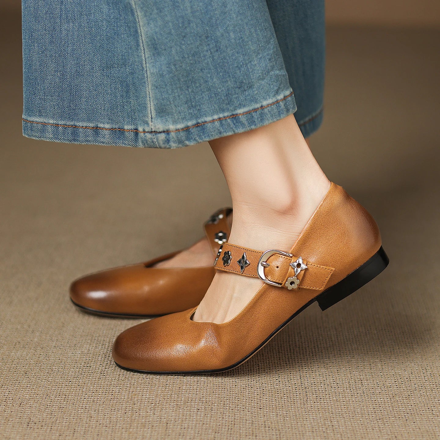 Women’s Genuine Leather Mary Jane Loafers – 2cm Low Heel Buckled Moccasin Pumps for Casual & Office Wear | أحذية ماري جين نسائية من الجلد الطبيعي – كعب منخفض 2 سم بتصميم موكاسين مع إبزيم أنيق للمكتب والاستخدام اليومي