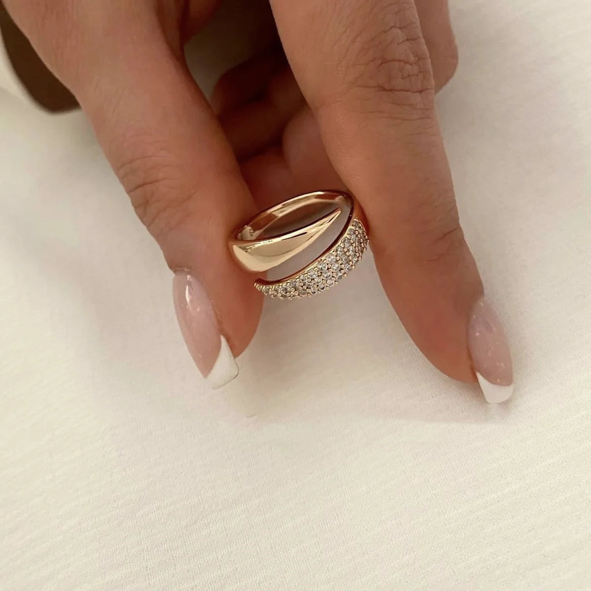 ✨ 2024 Sun Ring with Natural Stone – 18K Gold Plated Stainless Steel 🔷 خاتم شمس 2024 للنساء – مطلي ذهب 18K من الستانلس ستيل مع حجر طبيعي وتصميم معدني مجوّف