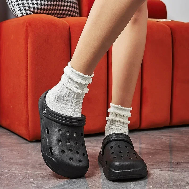 Unisex Summer Hole Sandals – Lightweight Waterproof Beach Clogs for Couples | صنادل صيفية مخرمة للرجال والنساء – خفيفة ومقاومة للماء مناسبة للأزواج على الشاطئ