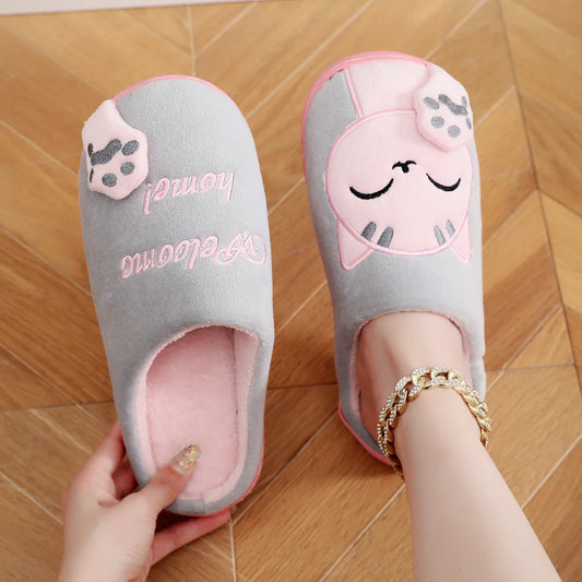 ✨ Winter Lucky Cat Cotton Slippers – Warm Thick Sole Indoor Shoes 🔷 شباشب قطنية شتوية بطبعة قطة الحظ – نعل سميك دافئ ومريح للمنزل للنساء