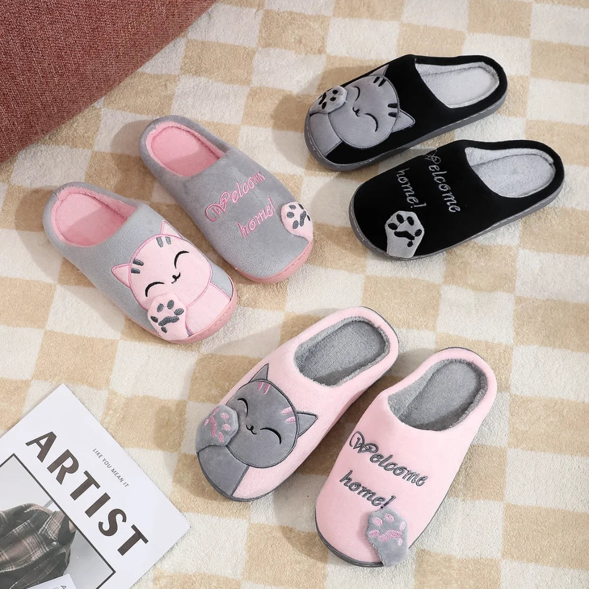 ✨ Winter Lucky Cat Cotton Slippers – Warm Thick Sole Indoor Shoes 🔷 شباشب قطنية شتوية بطبعة قطة الحظ – نعل سميك دافئ ومريح للمنزل للنساء