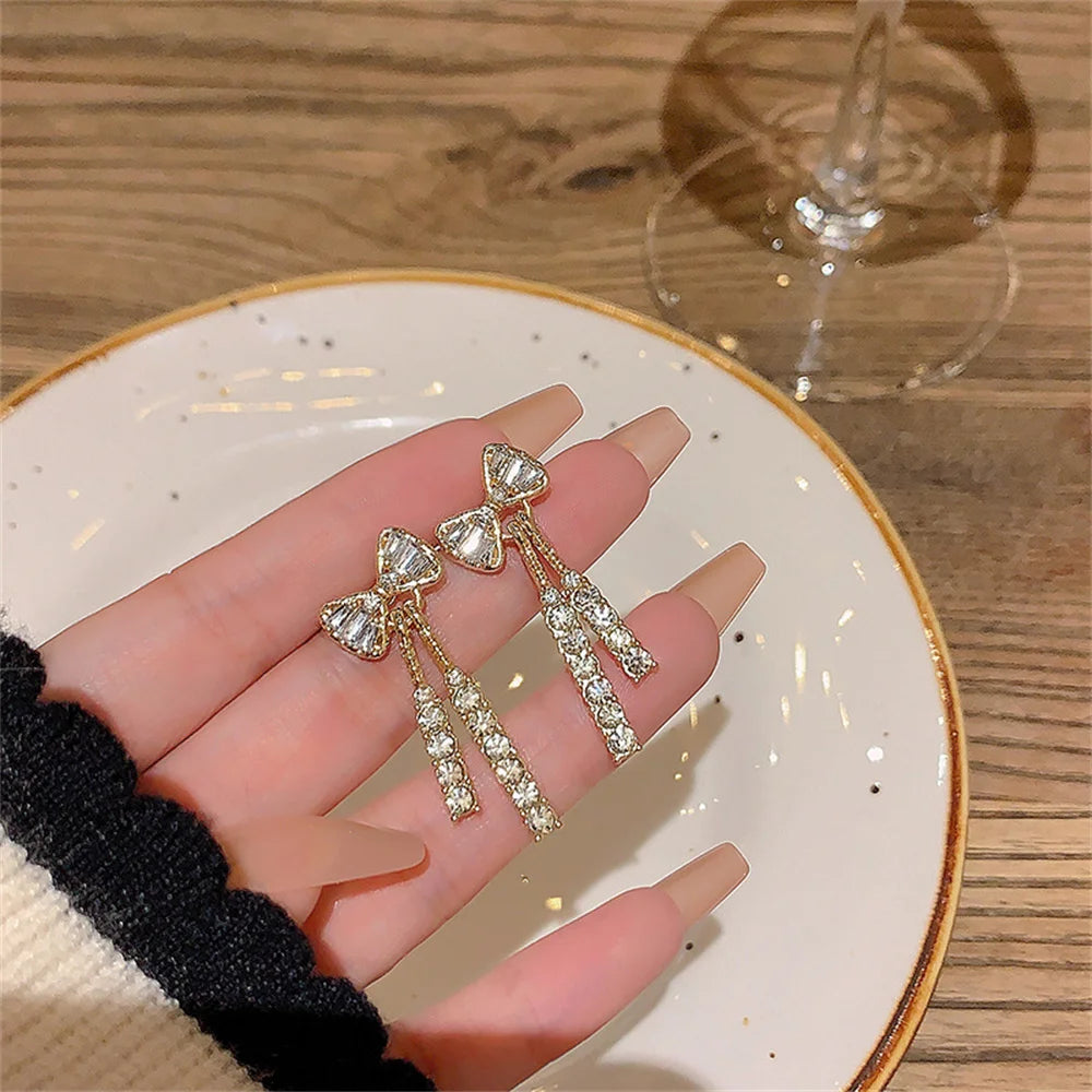 ✨ Fashion Zircon Bow Tassel Earrings 🎀 | أقراط نسائية أنيقة بشكل فيونكة مرصعة بالزركون والكريستال – إكسسوار راقٍ للحفلات والهدايا