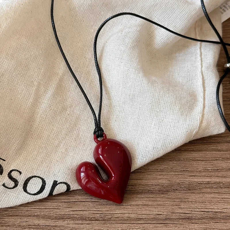✨ LATS Red Heart Pendant Necklace – Vintage 80s Romantic Choker 🔷 قلادة لَتس بتعليقة قلب أحمر – ستايل رومانسي مستوحى من موضة الثمانينات